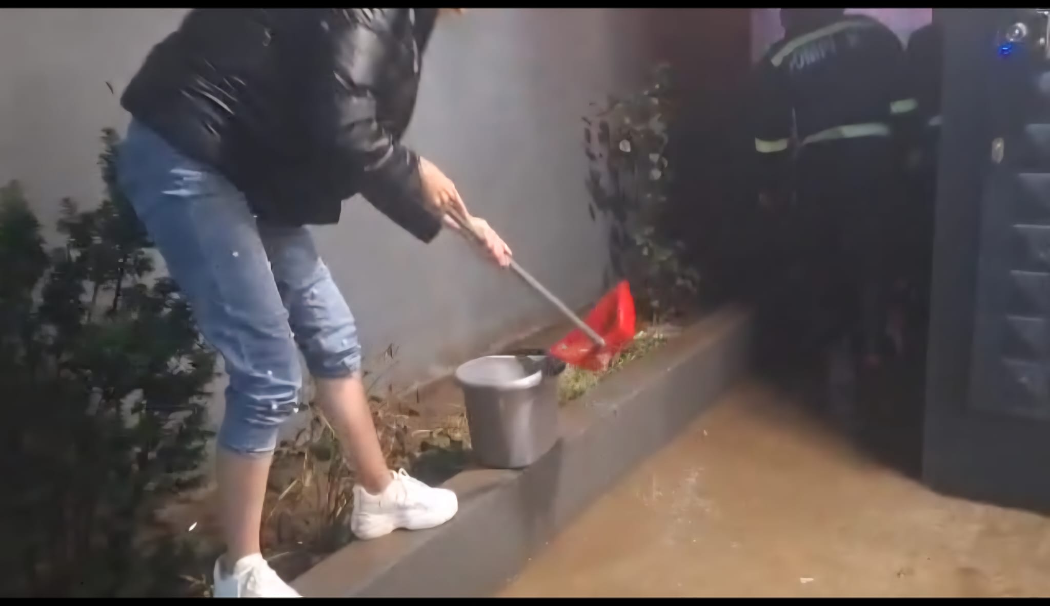 Bilanțul codului roșu în județul Constanța: mașină luată de viitură, locuințe și curți inundate în mai multe localități