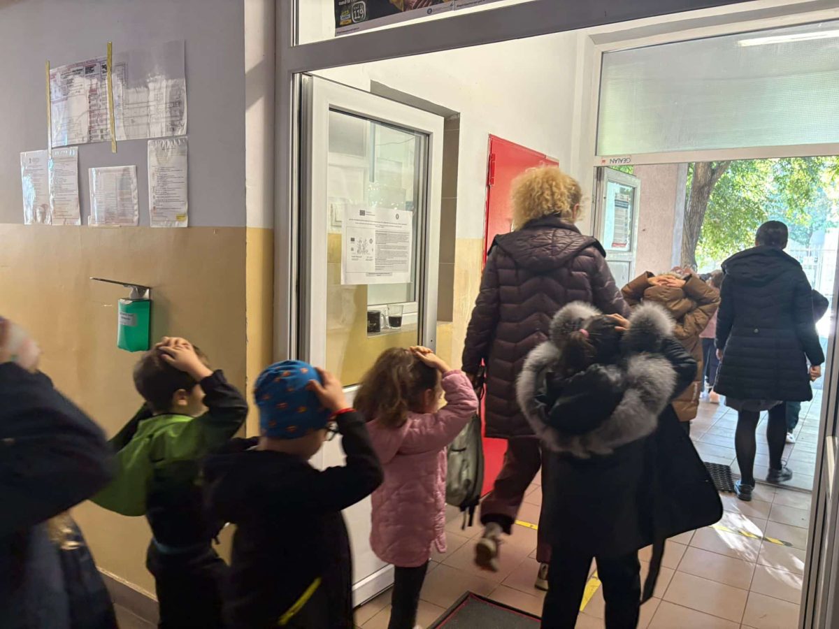 SIMULARE SEISM. Mobilizare de forțe la Școala 3 din Constanța – elevii s-au adăpostit sub bănci apoi au evacuat clădirea