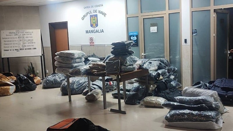 Haine contrafăcute în valoare de 300.000 de lei, confiscate de polițiștii de frontieră la Mangalia