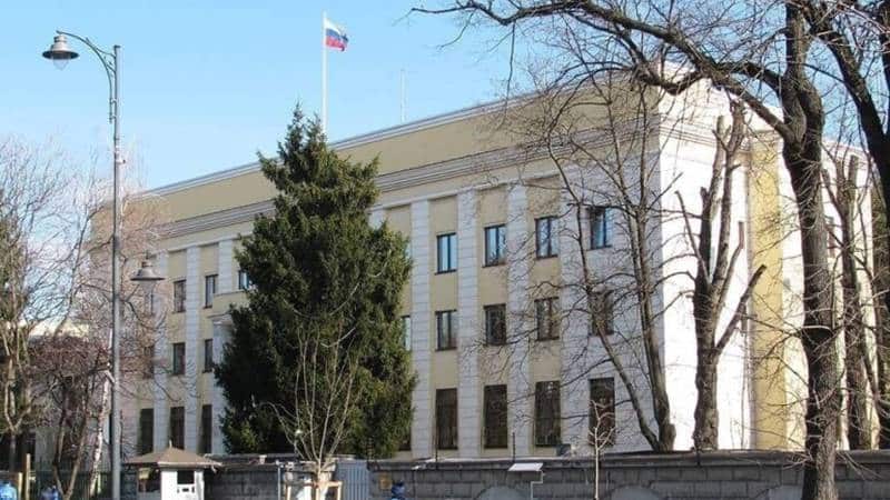 Un bărbat drogat a încercat să intre cu mașina în porțile Ambasadei Rusiei din București