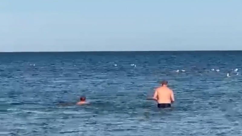 Baie în mare la final de octombrie, la Constanța