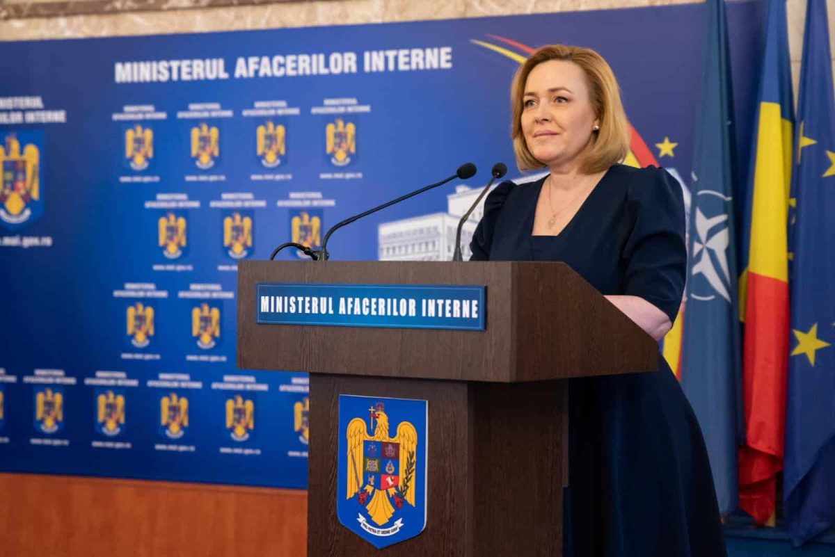 Sora fostei ministre de interne Carmen Dan a fost reținută de polițiști în dosarul de înșelăciune