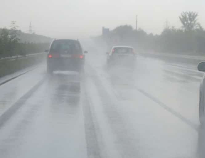 Pe A2 București-Constanța traficul rutier se desfășoară fluent, în condițiile unui carosabil umed