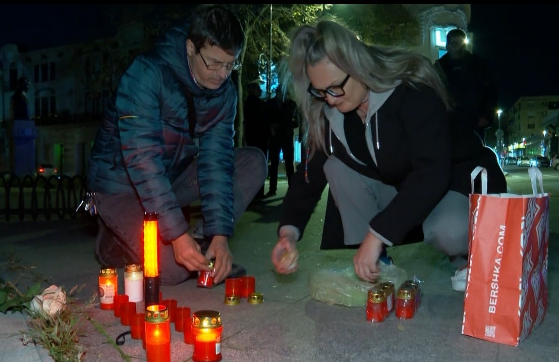 Momente emoționante la Constanța. S-au aprins lumânări pentru tinerii morți în Colectiv