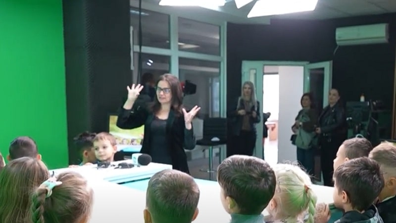 Curiozitate și zâmbete în studioul DOTTO TV: micii „reporteri” ai Constanței au descoperit tainele televiziunii