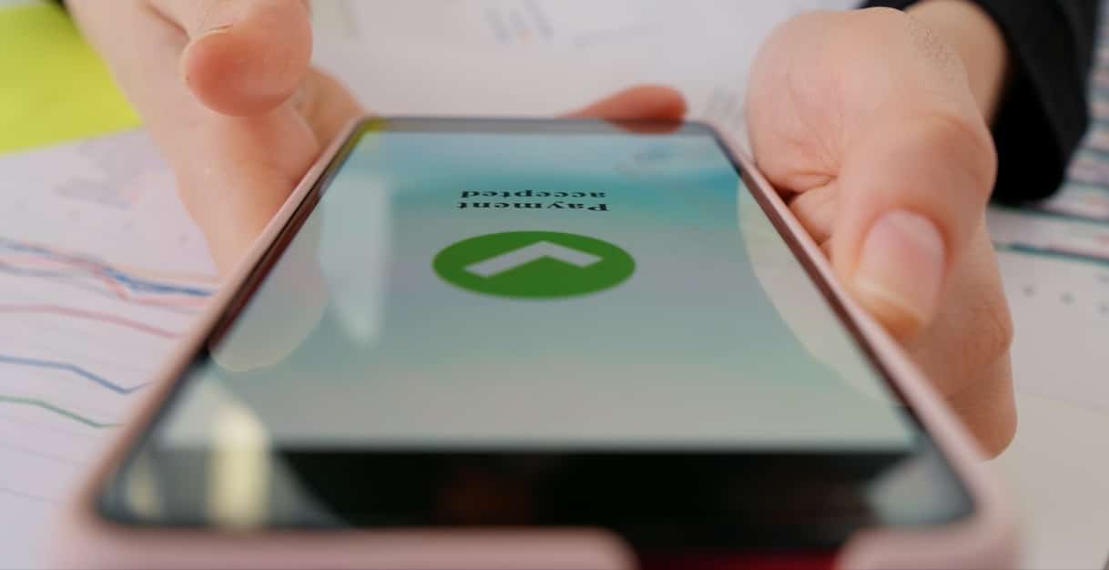 O nouă metodă de fraudă face ravagii pe internet. Cătălin Anghel, specialist în securitate cibernetică, invitat la DOTTO TV – tot ce trebuie să știi ca să nu rămâi fără bani în cont