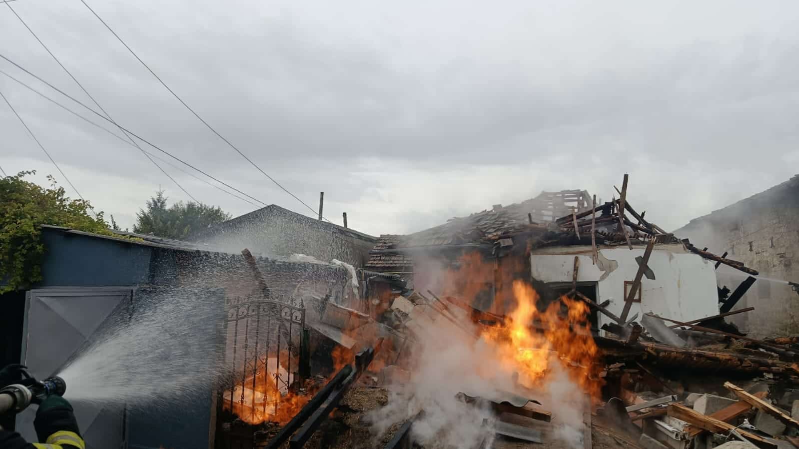 Incendiu violent la o casă din Medgidia! Pompierii intervin cu mai multe autospeciale