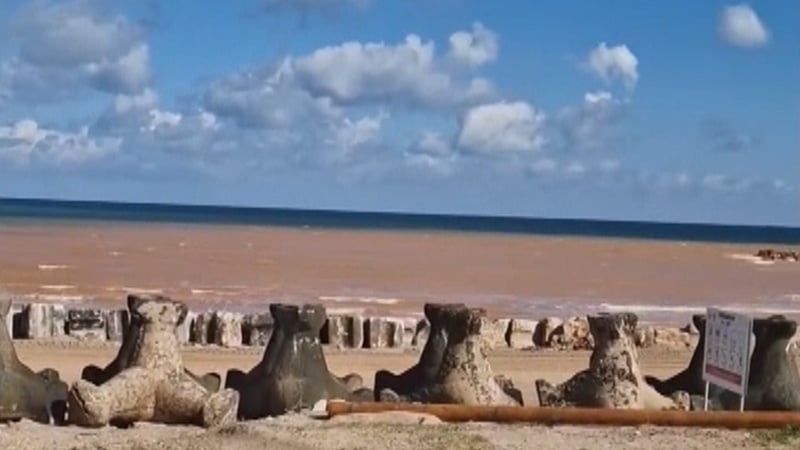 Fenomen ciudat pe litoralul românesc. Apa mării a devenit maronie la Mangalia: explicația specialiștilor