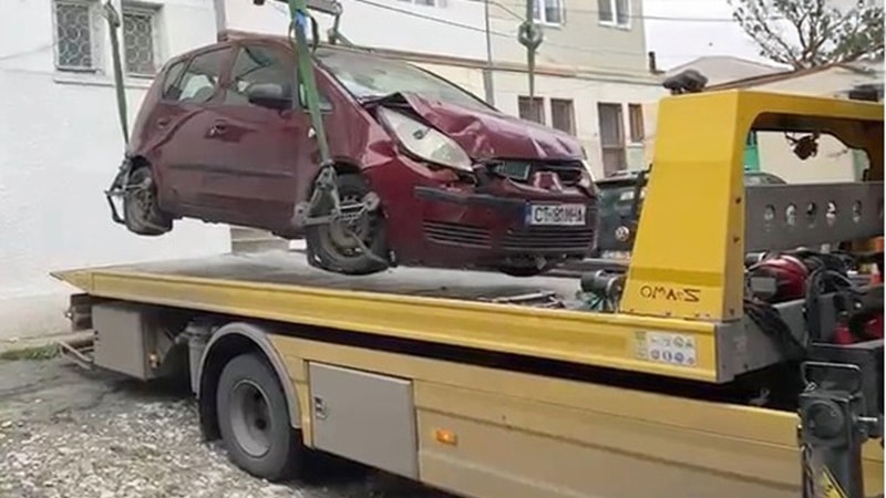 Peste 30 de vehicule abandonate sau fără stăpân, ridicate de pe străzile din Constanța