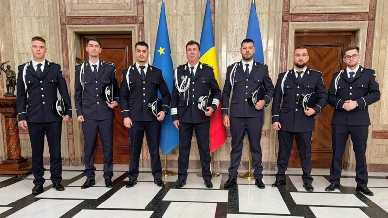 Șase polițiști constănțeni, premiați de Cătălin Predoiu după ce au salvat un bărbat dintr-un apartament în flăcări