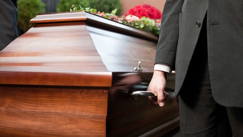 CONSTANȚA. Greșeală incredibilă a unei firme de pompe funebre: familia unei bătrâne a aflat înainte de înmormântare că în sicriu era altcineva