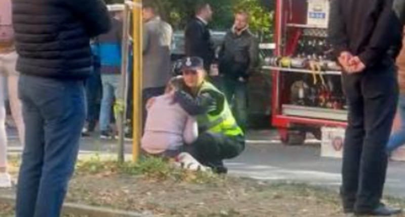 Imagine sfâșietoare: mama tinerei moarte în explozie, strânsă în brațe de un psiholog ISU. „Puteau să spună: Plecați că nu se poate să mai stați aici!”
