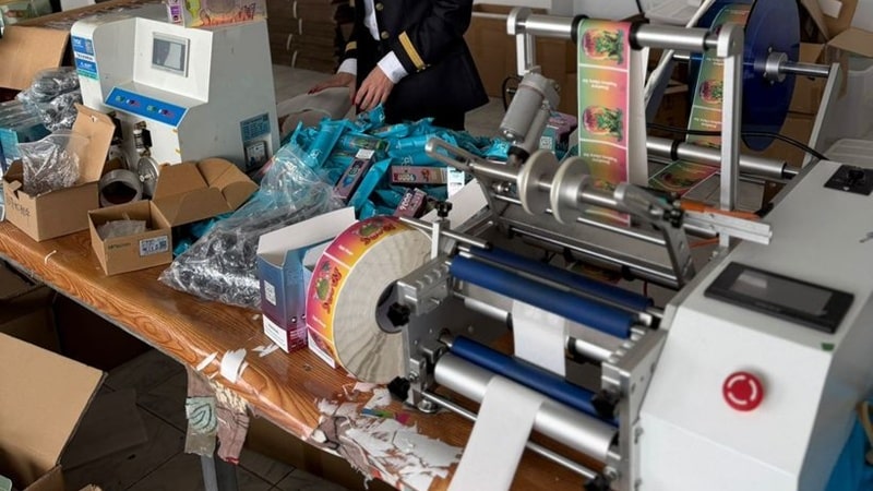 Fabrică ilegală de dispozitive electronice de vapat descoperită de ANAF
