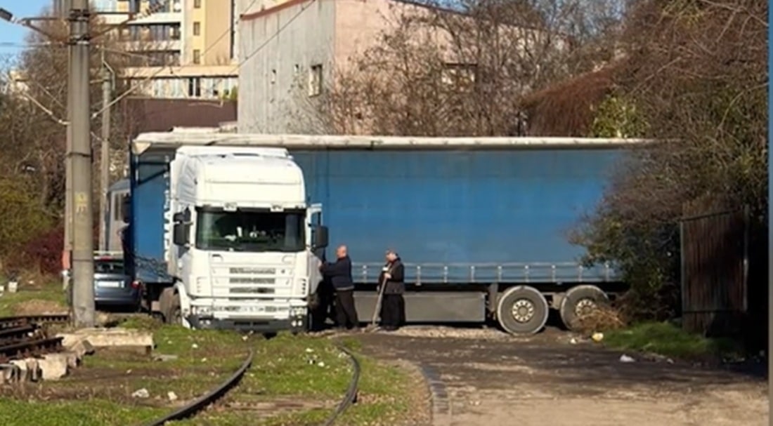 Un TIR a ajuns direct pe șinele de cale ferată, după ce GPS-ul l-a ghidat greșit pe șofer
