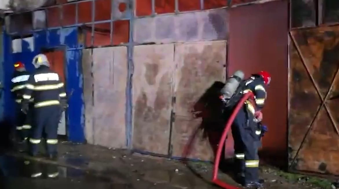 Pericol de explozie după ce un incendiu a izbucnit în zona fostei fabrici „Muncă și Artă” din Constanța. Au fost descoperite opt butelii cu oxigen