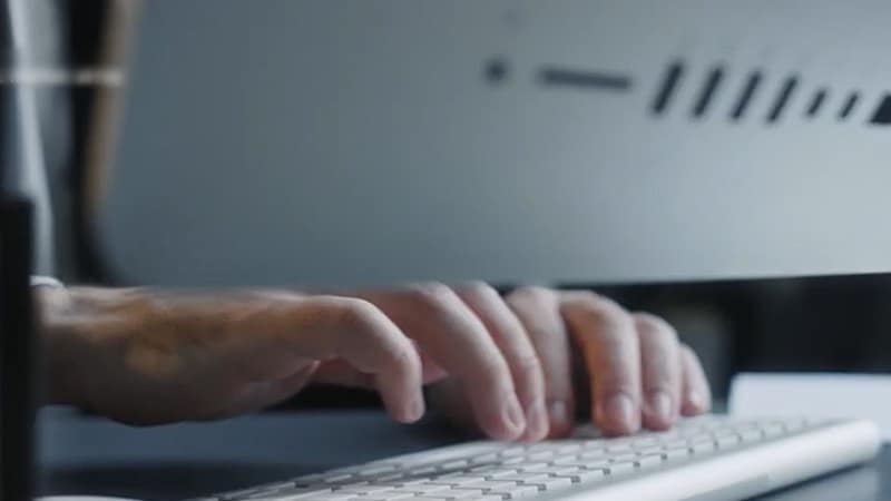 Tot mai mulți români cedează la locul de muncă: 6 din 10 angajați resimt burnout