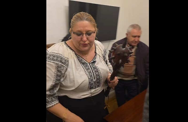 Șoșoacă, petrecere cu muzică și artificii lângă Ambasada Ucrainei: „E ziua mea, am 50 de ani! Am venit din Rusia, fac ce vreau”