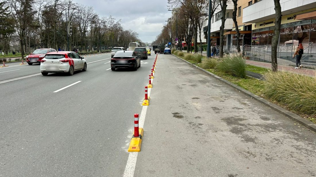 Atenție, șoferi! Se montează în continuare separatori de trafic pe bulevardul Alexandru Lăpușneanu