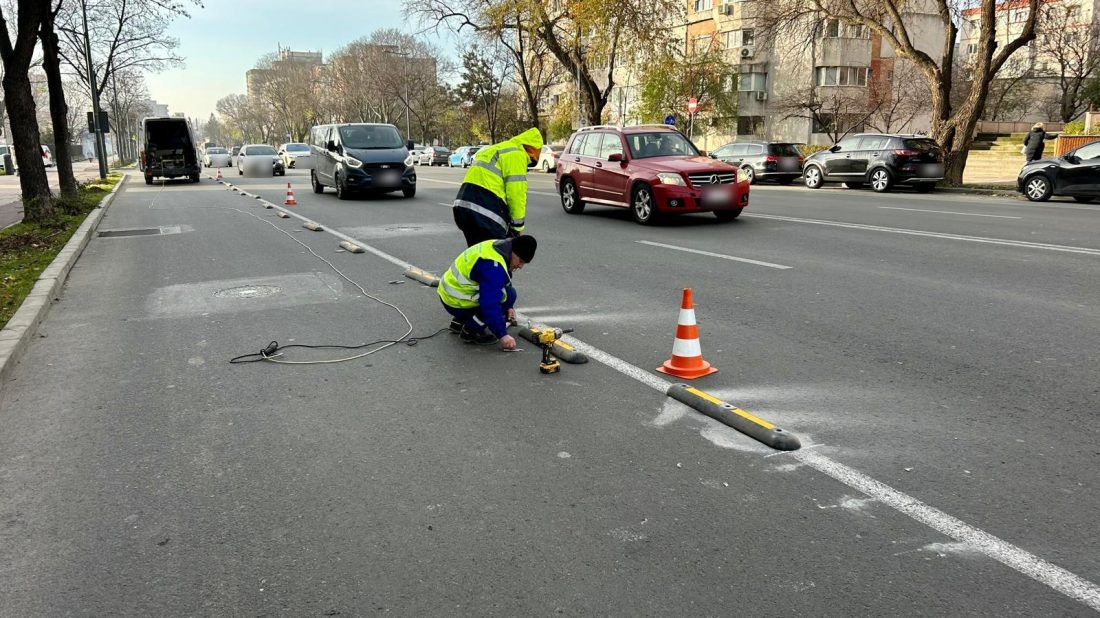 ATENȚIE, ȘOFERI! Se montează separatori de trafic pe bulevardul 1 Mai 
