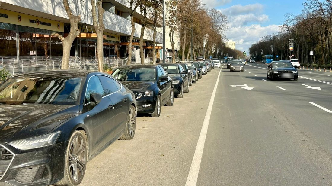 Atenție, șoferi! Continuă lucrările de montare a separatorilor de trafic pe Alexandru Lăpușneanu