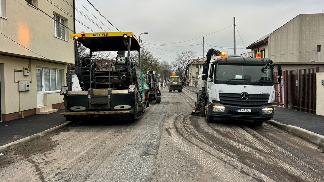Atenție, șoferi! Se asfaltează carosabilul pe strada Steagului din cartierul Coiciu – trafic restricționat