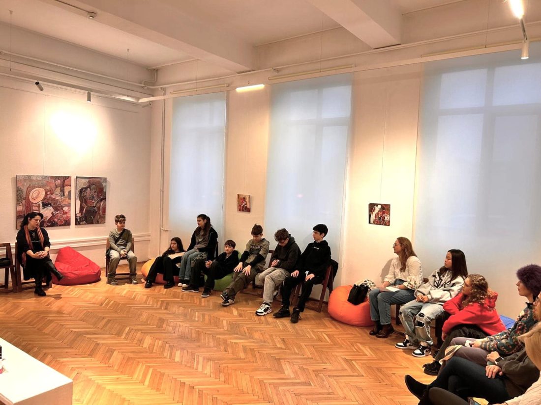 Elevii de la „Nicolae Tonitza”, întâlnire memorabilă cu arta: vizită specială și dialog deschis cu artista Mirela Dimcea la Muzeul de Artă Constanța