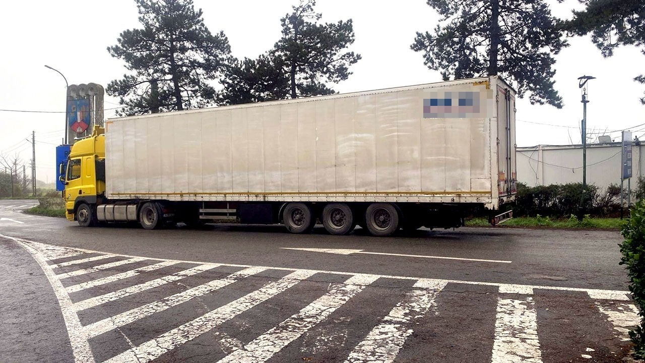 Treisprezece tone de textile contrafăcute, confiscate la frontiera de la Negru Vodă