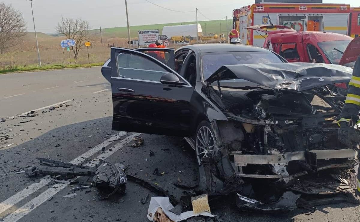 Accident grav în județul Constanța. 10 persoane au ajuns la spital după impactul dintre două mașini