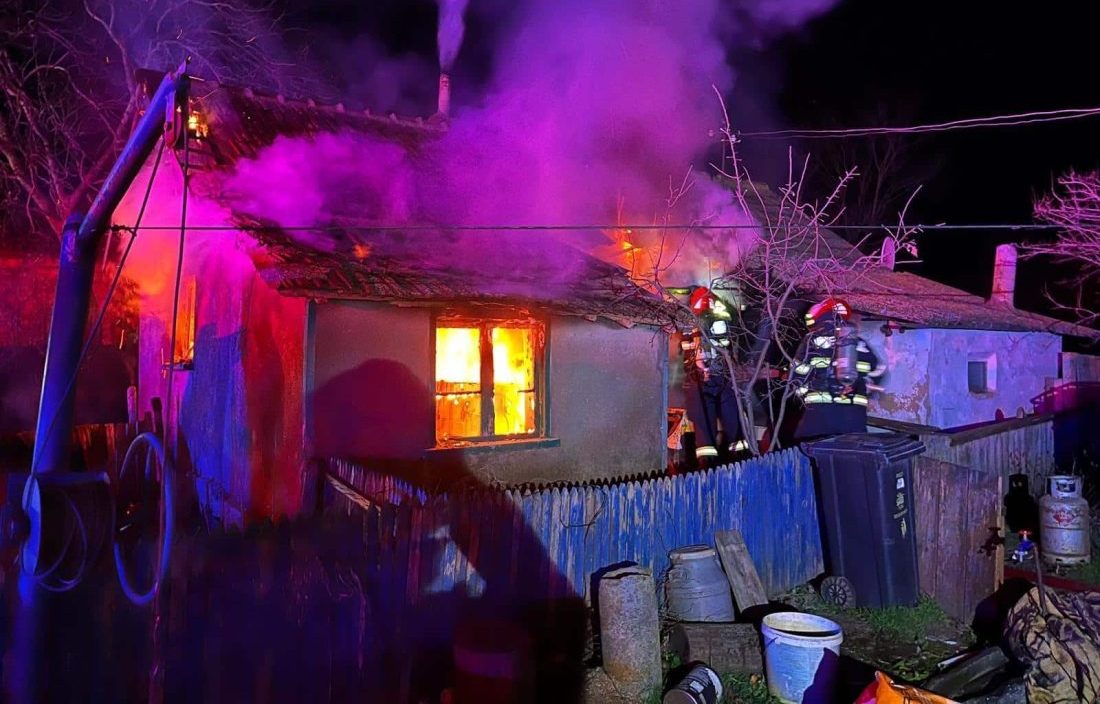 Bărbat mort după ce un incendiu i-a cuprins locuința