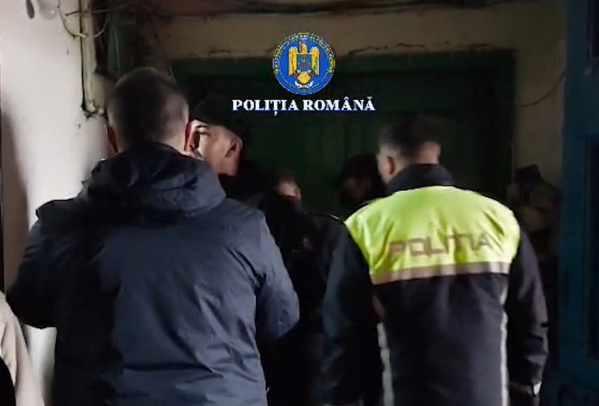 Acțiune în forță în județul Constanța. Zece bărbați condamnați pentru proxenetism au fost ridicați de mascați