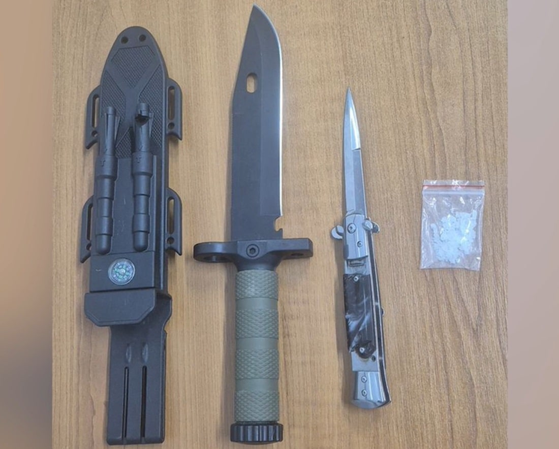 Cuțite și substanțe suspecte, găsite asupra unor tineri, în Constanța. Unul le-a spus jandarmilor că ar fi cumpărat cuțitul pentru tatăl său