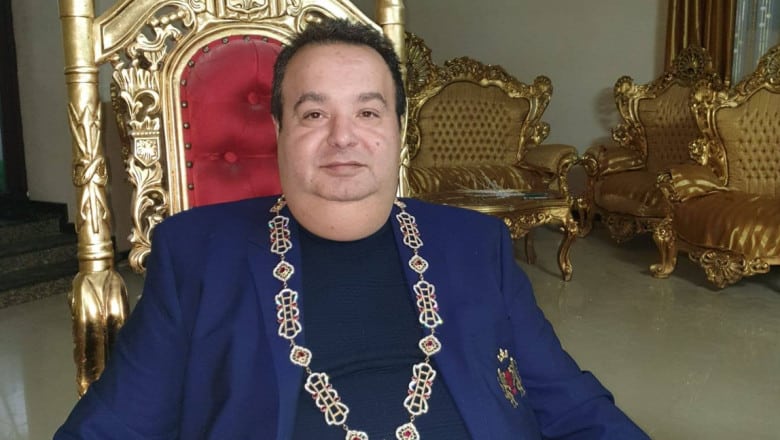 Scandal în familia „regelui romilor” după ce fiul minor s-a logodit cu o fată de 14 ani. Ar fi cumpărat-o cu 10 galbeni