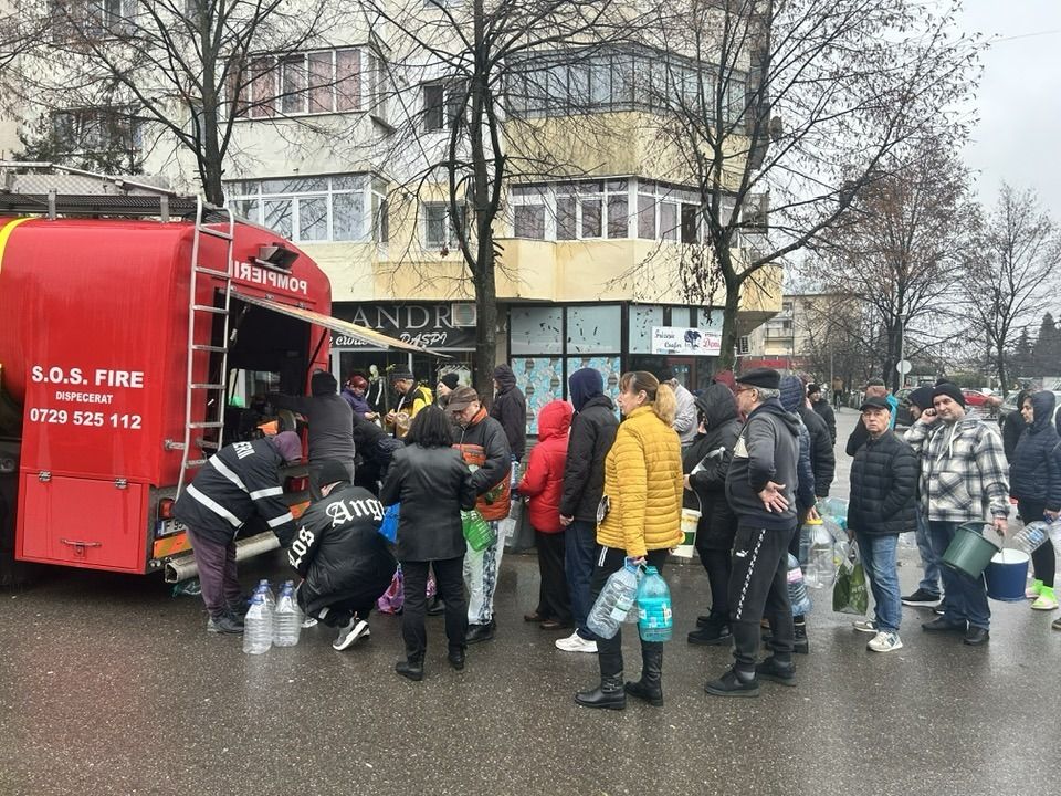 În România anului 2025, mii de oameni stau la coadă pentru apă. Criză în Prahova și Dâmbovița