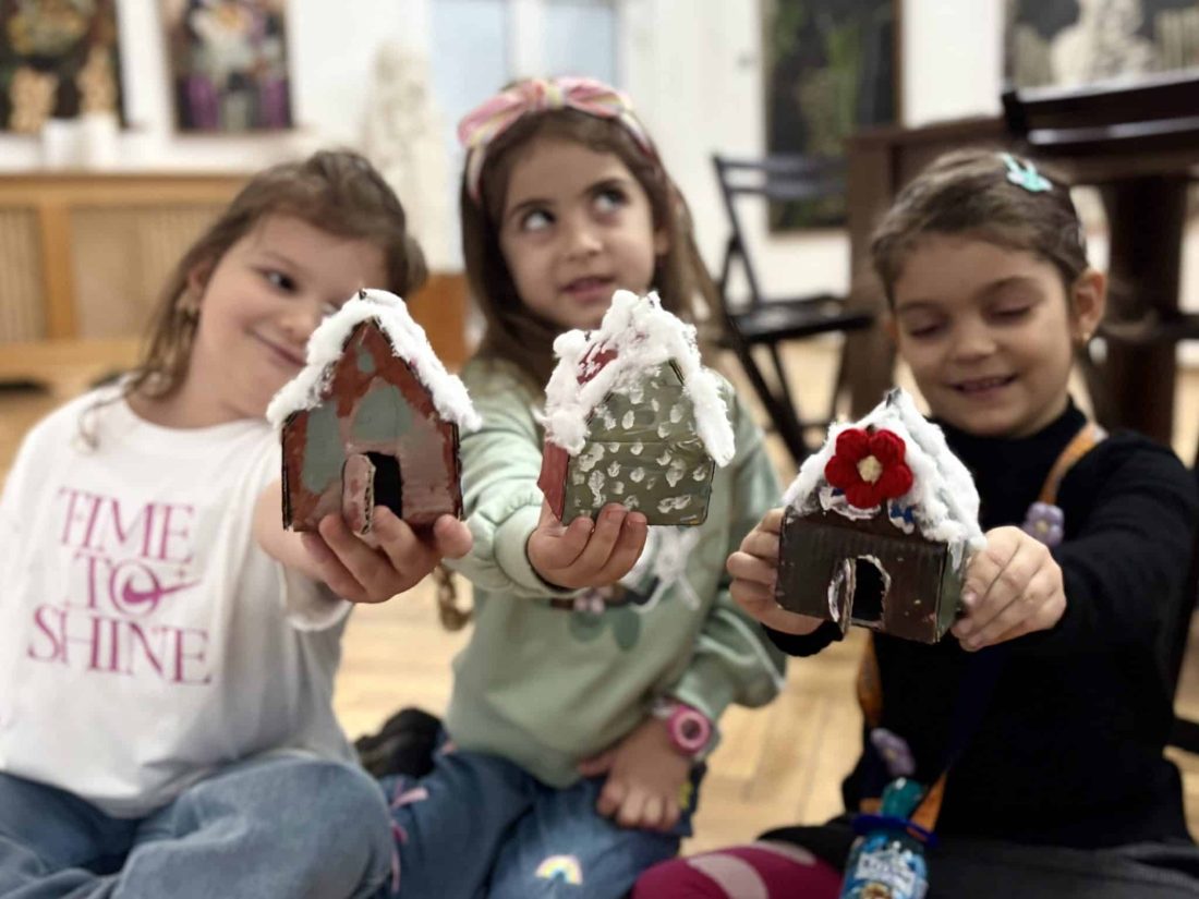 Magie de iarnă la Muzeul de Artă: copiii au construit „căsuțe de poveste” într-un atelier creativ special