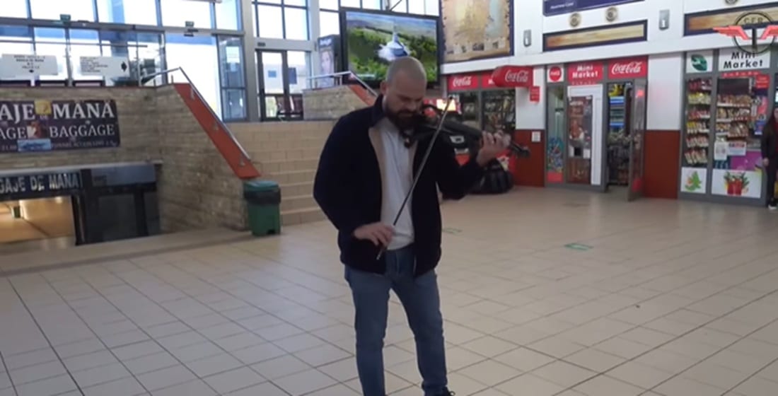 Imn la vioară în Gara Constanța