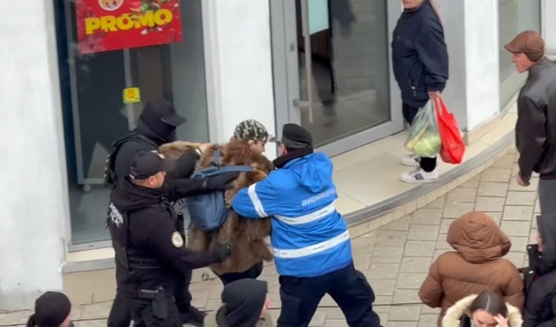 Incident în timpul paradei de la Constanța. Femeie ridicată de Trupele Speciale