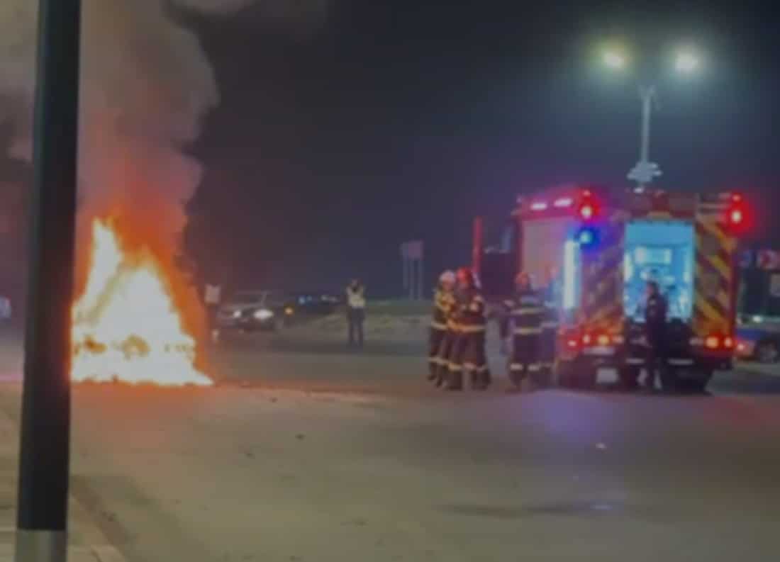 Panică în trafic, la Constanța. O mașină a devenit o bilă uriașă de foc, oamenii aflați înăuntru s-au salvat ca prin minune