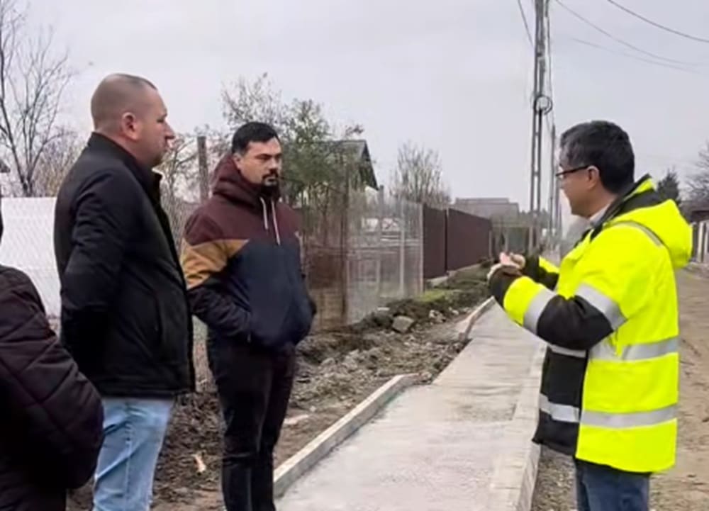 Stâlpii pe trotuar, pietonii prin noroi! Primarul de la Slobozia îi ceartă pe cei care au făcut lucrările: ”Este o panaramă”