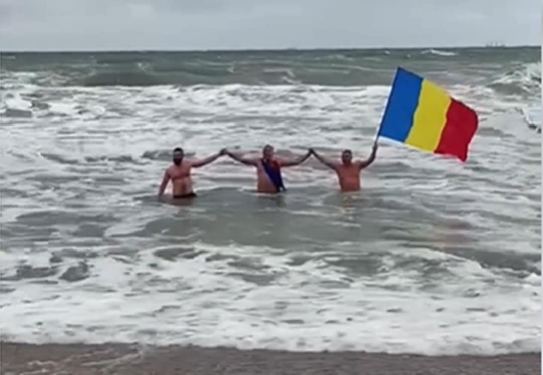 Gesturi curajoase pe litoral. Au sfidat frigul și au intrat în mare cu tricolorul în mâini