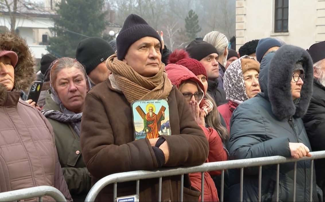 Mii de oameni au mers la Peștera Sfântului Andrei. Credincioșii au plecat acasă cu icoane sau cu apă sfințită