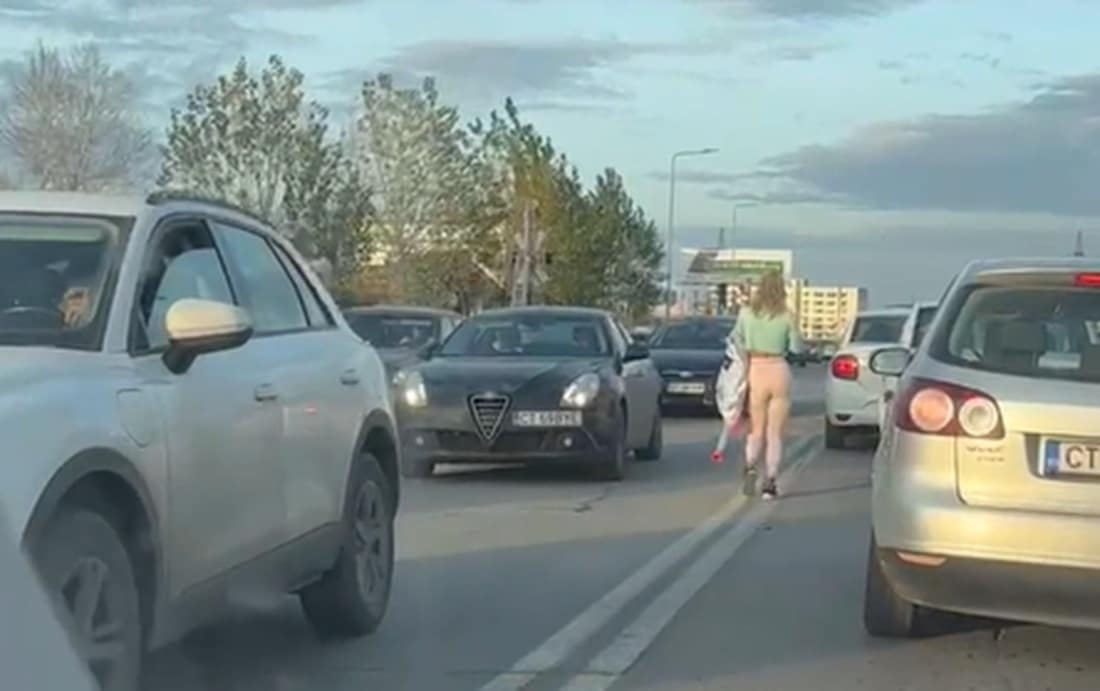 Scene neobișnuite pe Bulevardul Aurel Vlaicu. Tânără filmată în timp ce „defilează” printre mașini