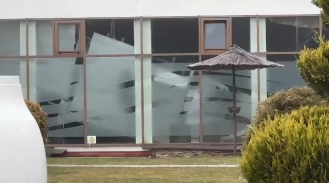 Tavanul de la piscina interioară a unui hotel din Sibiu s-a prăbuşit. Opt persoane scoase de salvatori