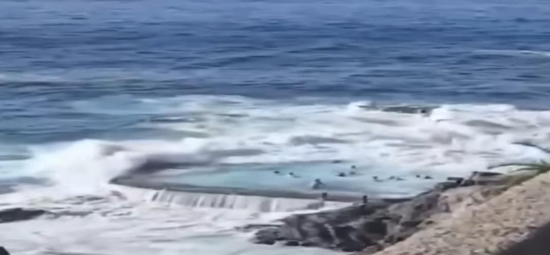 Doi români au murit în Tenerife. Un val uriaş a măturat piscina naturală unde se aflau mai mulţi turişti