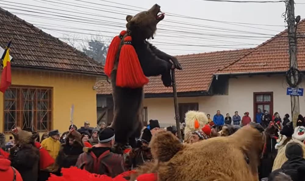 Revelionul românesc, între ritualuri păgâne și superstiții respectate și azi: ce aduce noroc și ce e interzis la trecerea dintre ani