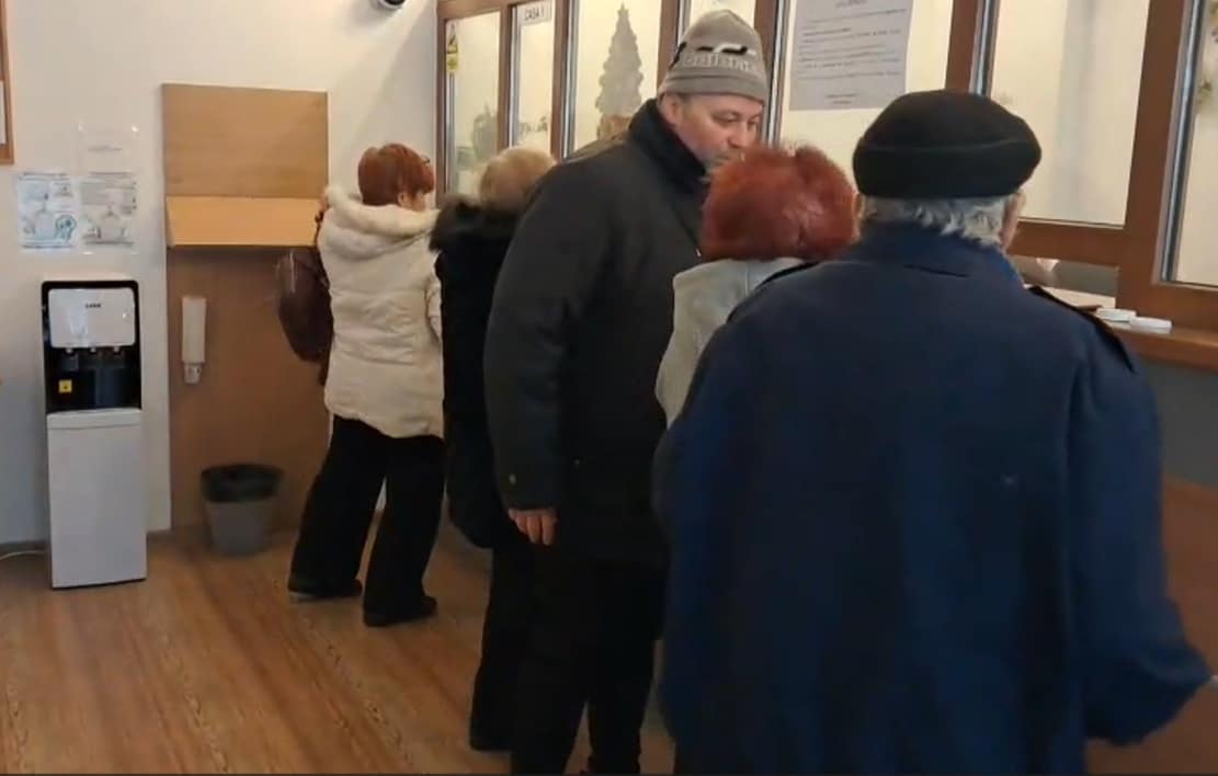 Sărbători de Iarnă pe datorie. Tot mai mulți pensionari constănțeni apelează la Casa de Ajutor Reciproc: “La cât am muncit, am 2.000 de lei pensie, copiii sunt baza“