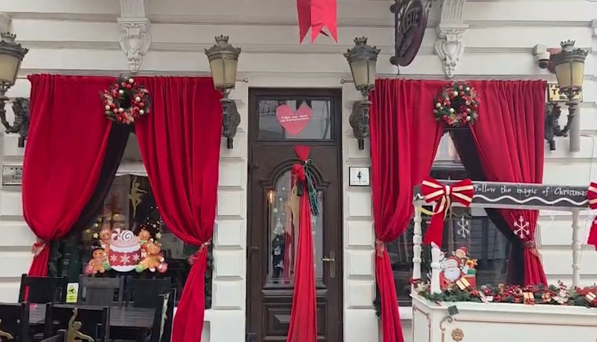 Povești în vitrine! Bătălie strânsă între localuri din Constanța pentru „Cea mai frumoasă vitrină de Crăciun”. Imagini cu decoruri spectaculoase