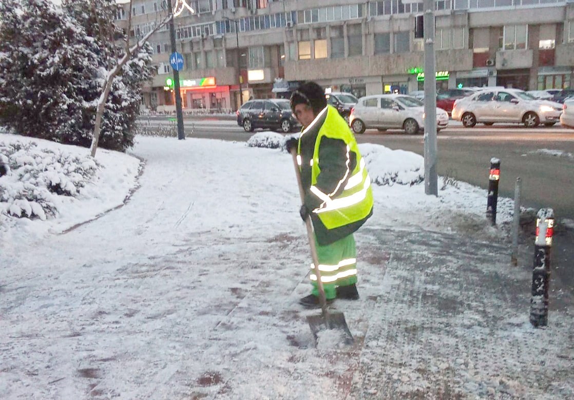 Trotuarele din Constanța, adevărate capcane de gheață. Constănțenii au pus mâna pe lopeți și au curățat singuri trotuarele și aleile din fața blocurilor – ce spune Primăria