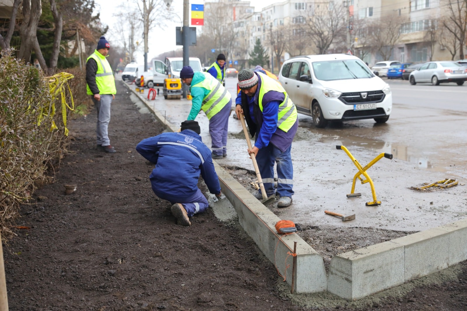 Lucrările de modernizare continuă pe strada Dezrobirii