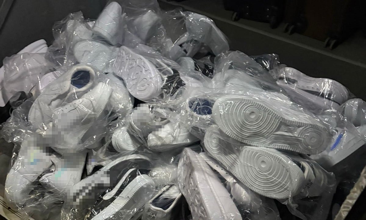 Haine, încălțăminte și parfumuri contrafăcute, descoperite în urma unor controale. Polițiștii de frontieră au confiscat marfa cu o valoare de peste 100.000 de lei