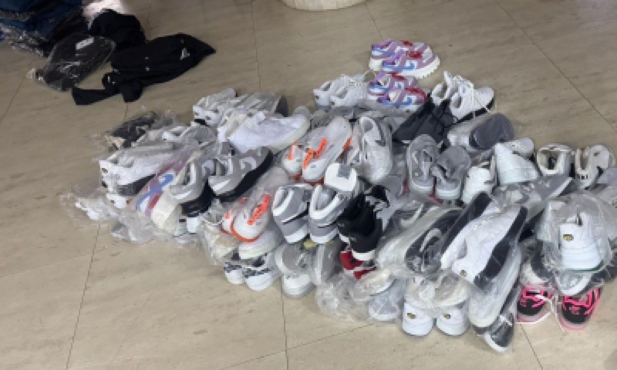 Atenție de unde vă cumpărați haine și încălțăminte „de firmă”! Polițiștii de frontieră au confiscat marfă contrafăcută de peste 63.000 de lei